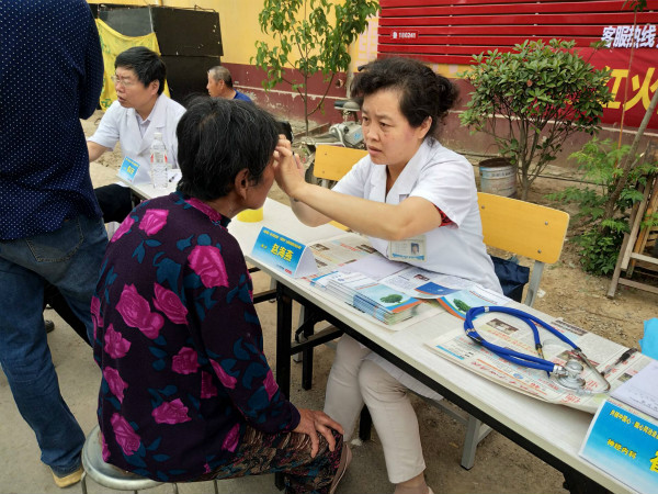 健康義診進(jìn)鄉(xiāng)村  精準(zhǔn)扶貧暖民心3_meitu_2.jpg