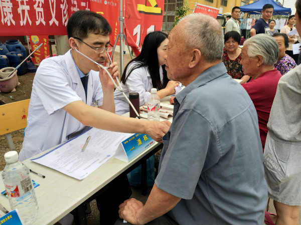 健康義診進(jìn)鄉(xiāng)村  精準(zhǔn)扶貧暖民心1_meitu_1.jpg